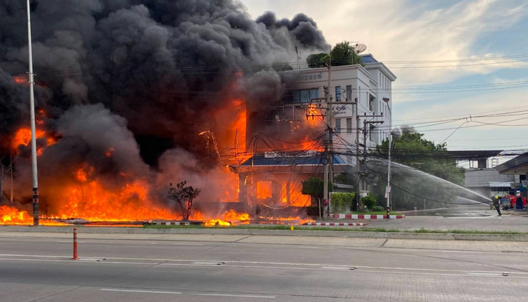 Patronuna kızan kadın yağ deposunu havaya uçurdu