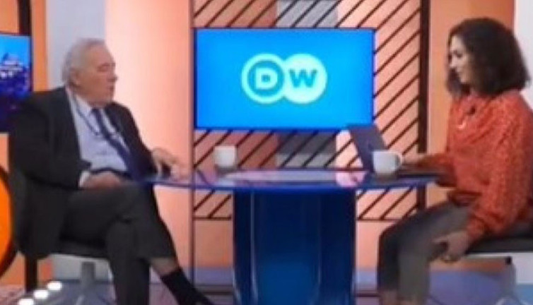 İlber Ortaylı Alman Deutsche Welle'nin rezilliğini canlı yayında açıkladı. Deutsche Welle'yi savunmaya kalkan Nevşin Mengü'ye de bakın neler dedi