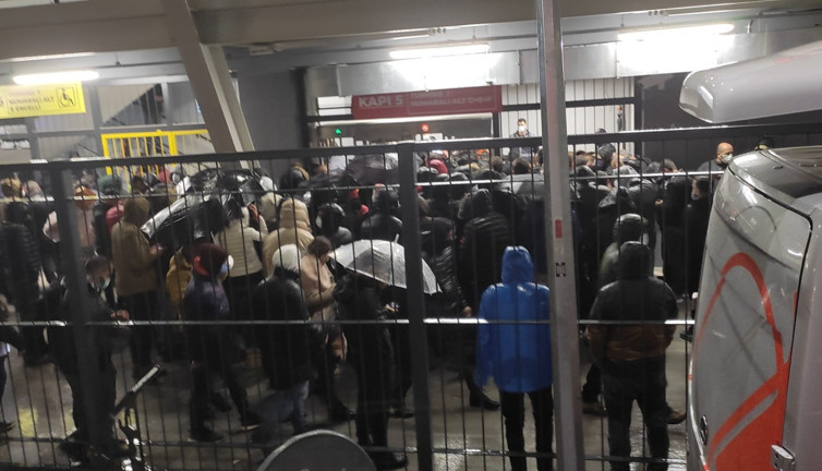 İzmir'de Alsancak stadının açılışında rezalet! Turnikeler bozulunca taraftarlar yağmur altında dışarıda kaldı