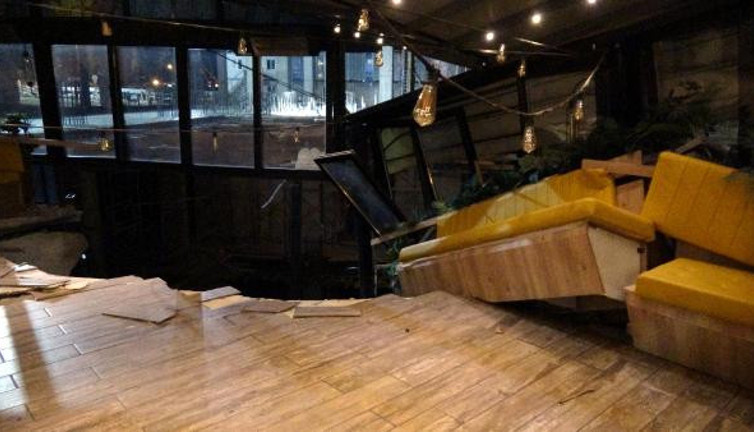 AVM'de panik anları büyük gürültüyle çöktü