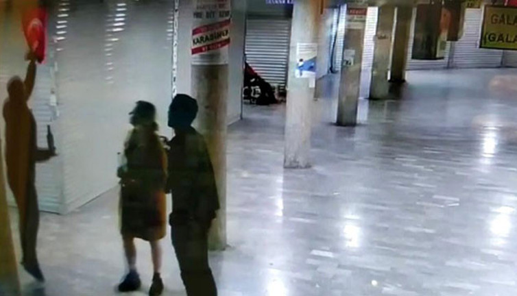 Karaköy'de Türk bayrağını indirdi, dayağı yedi! Güvenlik kameraları saniye saniye kaydetti