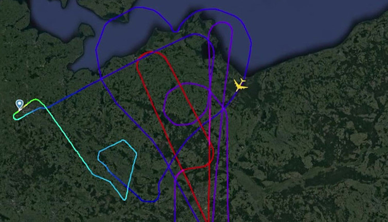 Birleşik Arap Emirlikleri Airbus A380'ni gökyüzünde kalp çizerek aldı