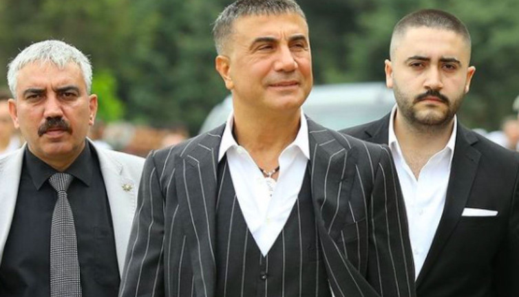 Sedat Peker'le dün bağlantı kuran Erk Acarer, Peker'in söylediklerini açıkladı. Ankara'dan çok önemli biri ziyaret etti