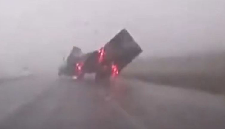 Kuvvetli rüzgar koca tırı devirdi