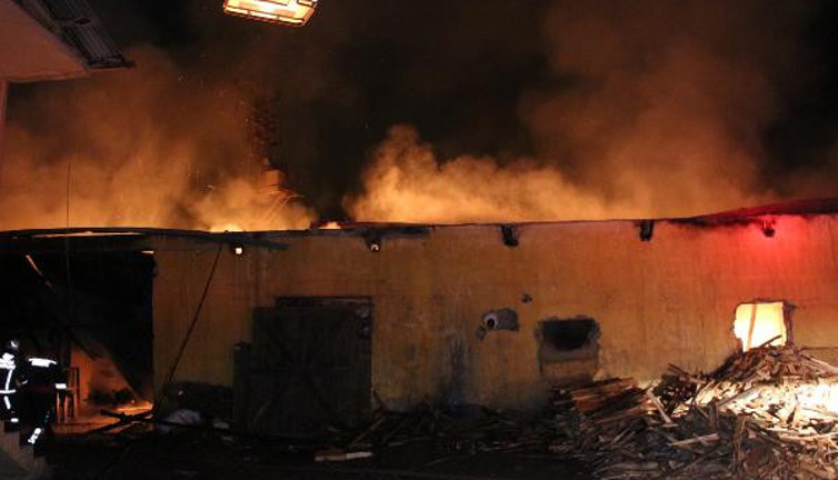 Kereste fabrikası 3 saatte kül oldu