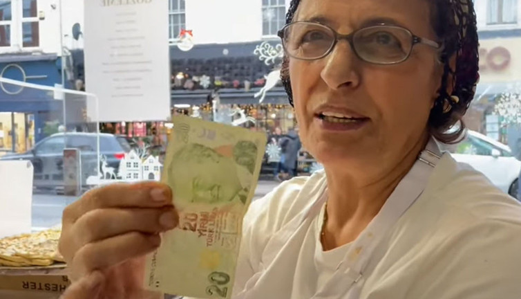 Tefecilerden sonda Londra'daki esnaf da bayram etti. TL indikçe Türkiye'den neler aldıklarını Barış Çimen'e anlattılar