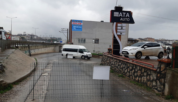 Akılalmaz olay, yolu tel çitle kapattı