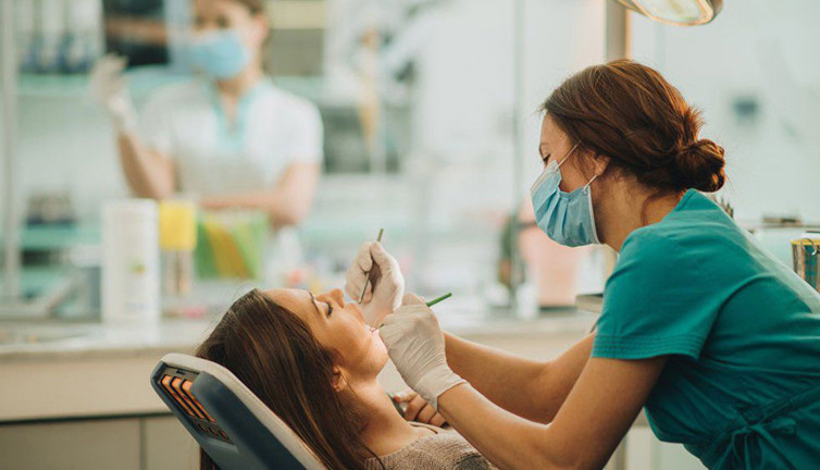 Dolar dişimize de dokundu. Diş kliniklerinde randevular bir bir iptal ediliyor