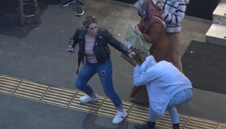 Öfkeli kadın sokakta görür görmez kızın saçlarına asıldı