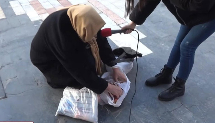 Pazarda ezik sebzeleri alan teyze isyan etti: Kurban olurum Atatürk'e bize güzel memlekete bıraktı ama memleketin her yeri satıldı