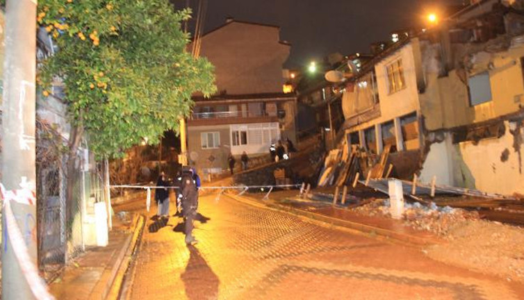 Kocaeli'de istinat duvarı yıkıldı: 2 ev boşaltıldı