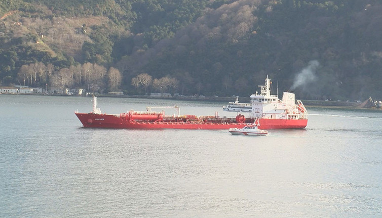 İstanbul Boğazı'nda gemi trafiği durduruldu. Geminin iskele demiri düştü