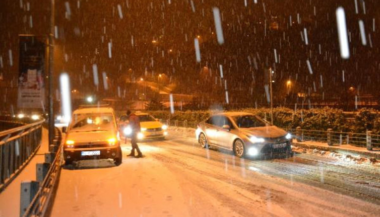 İstanbul'da kar yağışı: Vatandaşlar kartopu oynadı