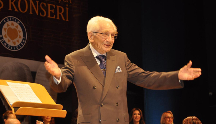 Türk müziğinin efsanesi Prof . Dr. Alâeddin Yavaşca hayatını kaybetti. Bestelerin efendisiydi