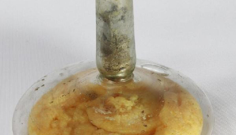 Her derde deva. 1700 yıllık fanusun içinden zeytinyağı çıktı. Sivaslılar bayram yaptı