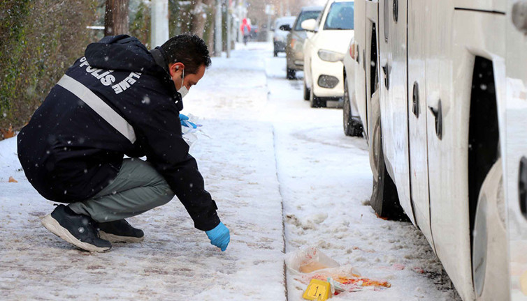 Eşini sokak ortasında bıçakladı.