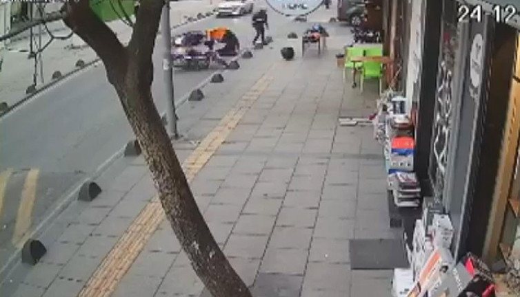 İki kuryenin akılalmaz kazası