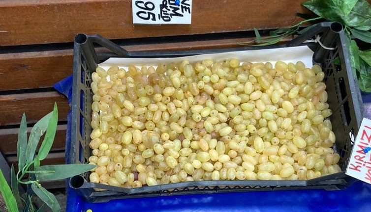 Eskiden bedava verilirdi. Döküntü üzümler ucuza satılıyor. Bu günleri de mi görecektik