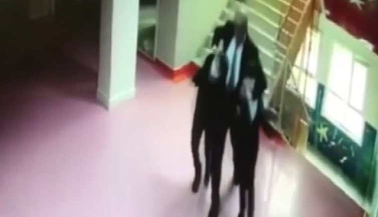 Okul müdürü öğrencileri kulağından çeke çeke odasına götürdü. Bir dayakçı öğretmen de Kadıköy'den çıktı