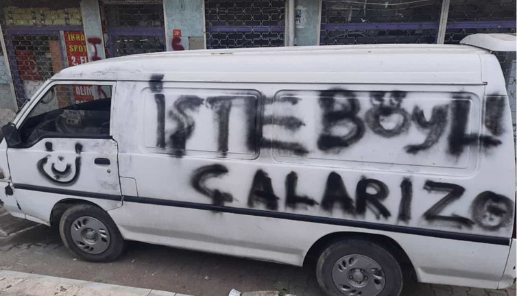 Pişkinliğin böylesi! Sahibi görünce şoke oldu. Önce çaldılar sonra sprey boyayla mesaj bıraktılar