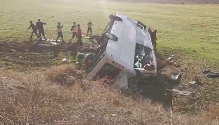 Güreşçileri taşıyan minibüs devrildi: 1 ölü 15 yaralı