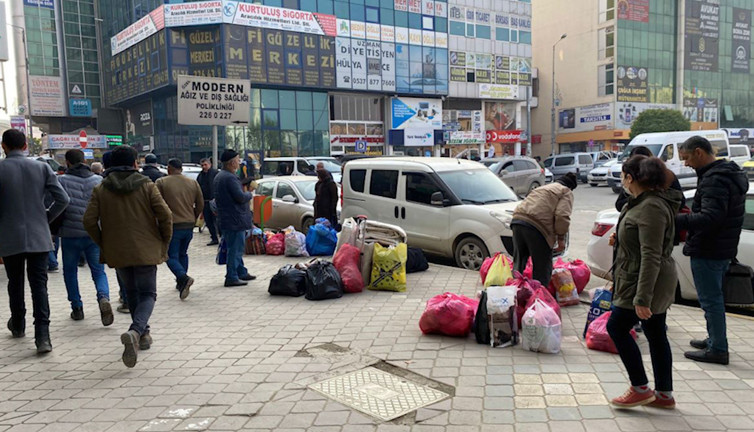 1 Manat 8 Lira olunca, bir ayda rekor sayıda Azerbaycan Türkü Iğdır'a geldi