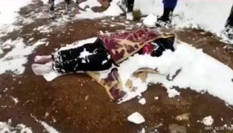 İran sınırında Afgan anne soğuktan öldü, 2 çocuğu donmak üzereyken bulundu