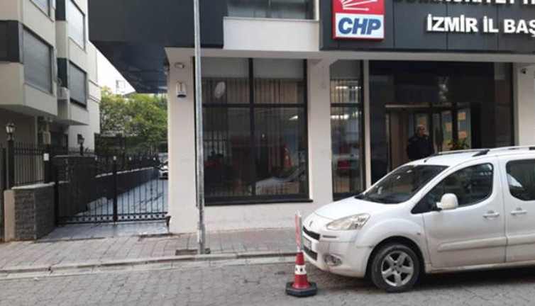 CHP İzmir il binasına çirkin saldırı