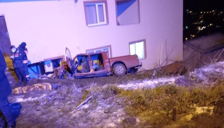 Kamyonet evin duvarına çarptı: 2 ölü, 2 yaralı