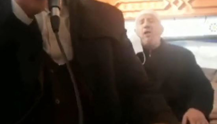 Cemaatten biri Kur'an okuyan imamın aklını aldı. İmam hayatının korkusunu yaşadı