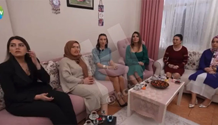 Show Tv'deki Gelin Evi programında görülmemiş entelektüel sohbet! Her şey duvardaki tabloyu sormasıyla başladı