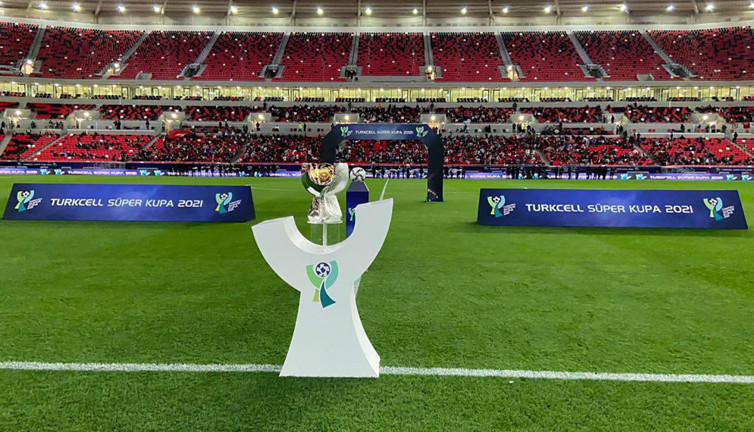 Türk medyası Türk finalini izleyemedi. Bedava bilet dağıtıldı, 3 bin 500 seyirciye oynandı