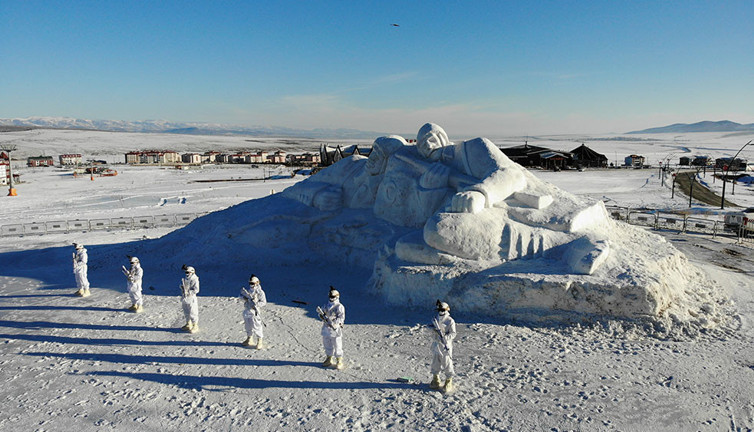 Sarıkamış destanının 107. Yıl dönümü. Donarak şehit olan kahramanların kardan heykelleri
