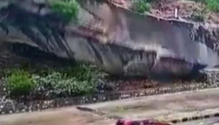 Otoyolda heyelan felaketi. 3 binden fazla araç mahsur kaldı