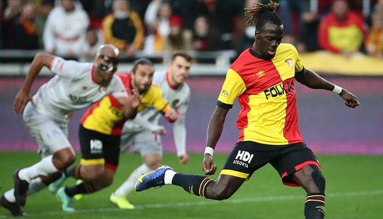 Göztepe, Antalyaspor'u farklı yendi! Ndiaye'den hat-trick...