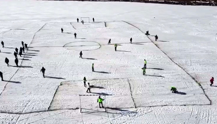 Yüzeyi buzla kaplanan Çıldır Gölü'nde futbol keyfi