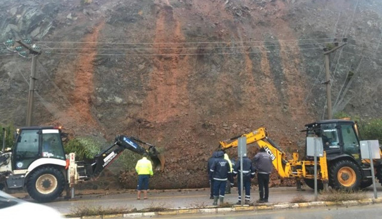 Dev kayalar demir ağları parçaladı