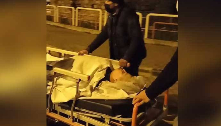 Sokaklarda sağlık çilesi! Ambulans verilmeyen yaşlı hasta evine kadar sedye ile taşındı
