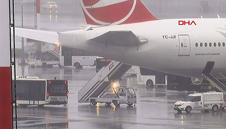 Kazakistan'daki Türkleri taşıyan THY'nin tahliye uçağı İstanbul'da