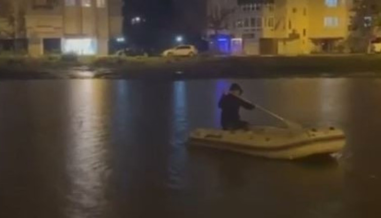 Sular altında kalan arazide biri yüzdü diğeri kürek çekti