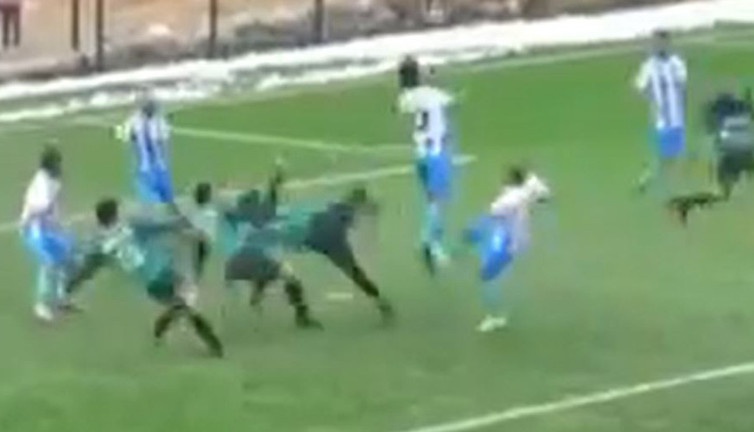 Futbol tarihine geçecek görüntü. Üç futbolcu aynı anda voleye kalktı