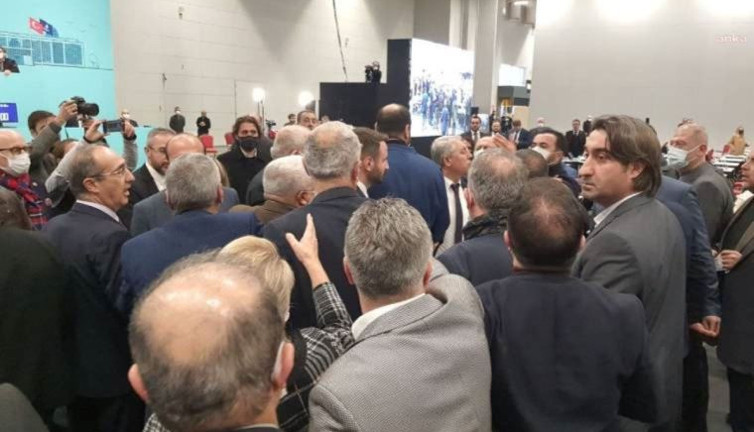 İBB Meclisi’nde gerginlik: AKP ve CHP'li üyeler arasında itişme yaşandı, oturuma ara verildi