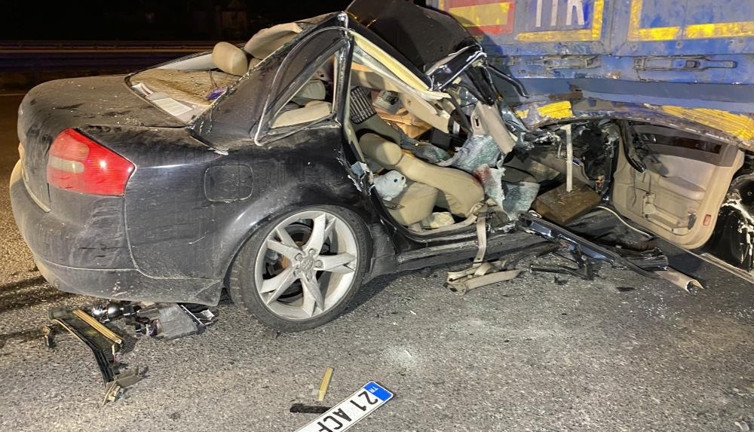 Lüks araçla sürat TIR'ın altında bitti