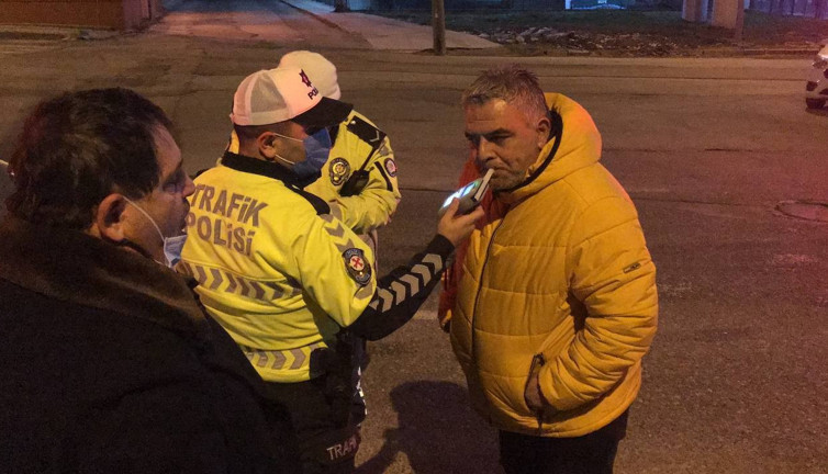 Taksi şoförü kaza yapınca alkollü olduğu ortaya çıktı