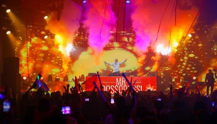 Üç bin kişi Antalya'da yapılan ''Fashion party''le coştu