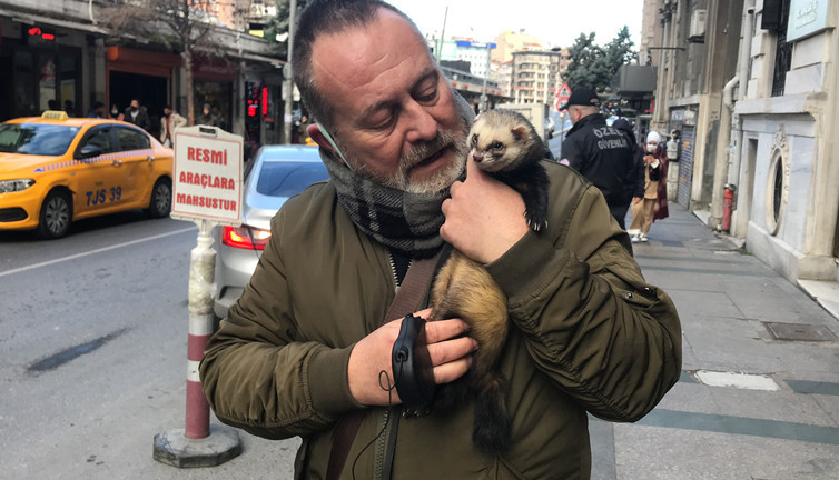 Görenleri şaşırttı! Taksim’de tasma takarak gezdirdi…