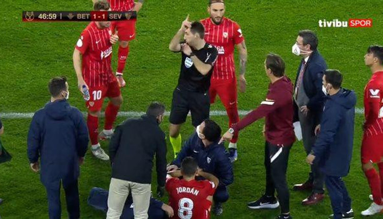 Real Betis - Sevilla derbisinde oyuncunun kafasına öyle bir şey attılar ki kimse ne olduğunu çözemedi! Bir anda yere yığıldı