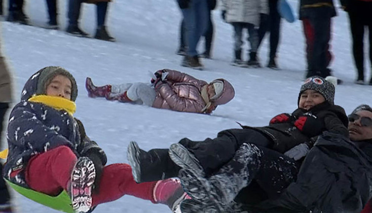 Uludağ'daki kayak pistlerinde selfie, kızak, poşet tehlikesi