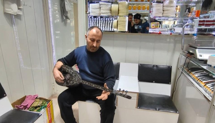 Öyle bir şeyden bağlama yaptı ki sat diyenler kuyruk oluşturdu