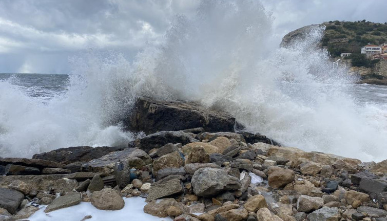 Karadeniz’de azgın dalgalar sahili dövüyor